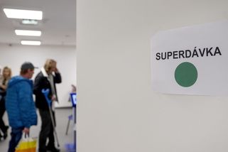 Problémy kolem superdávky: Žadatelé často nemají chytré telefony nebo bankovní identitu - Novinky